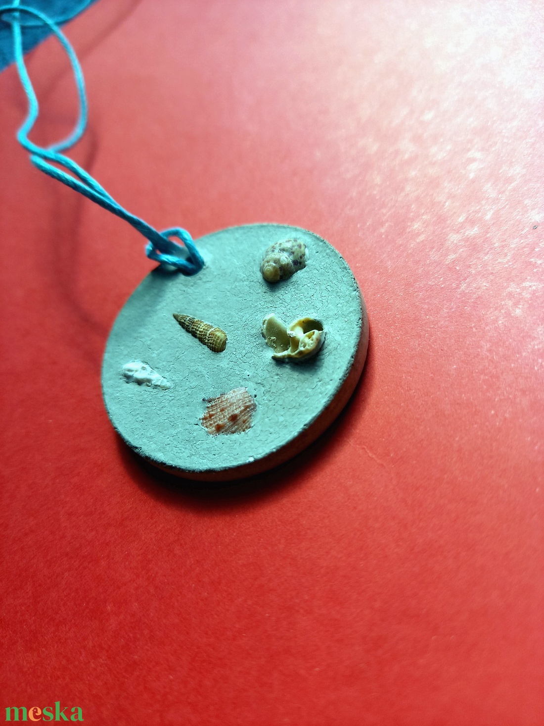 Tengeri kagylókkal betonékszer kör alakú medál nyaklánc - ékszer - nyaklánc - medálos nyaklánc - Meska.hu