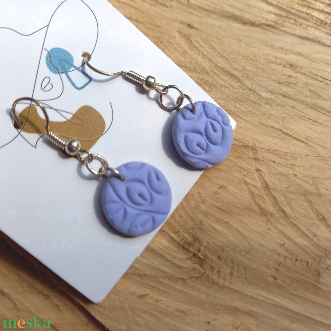 Halványlila kerek virágmintás habgyurma fülbevaló - ékszer - fülbevaló - lógó fülbevaló - Meska.hu