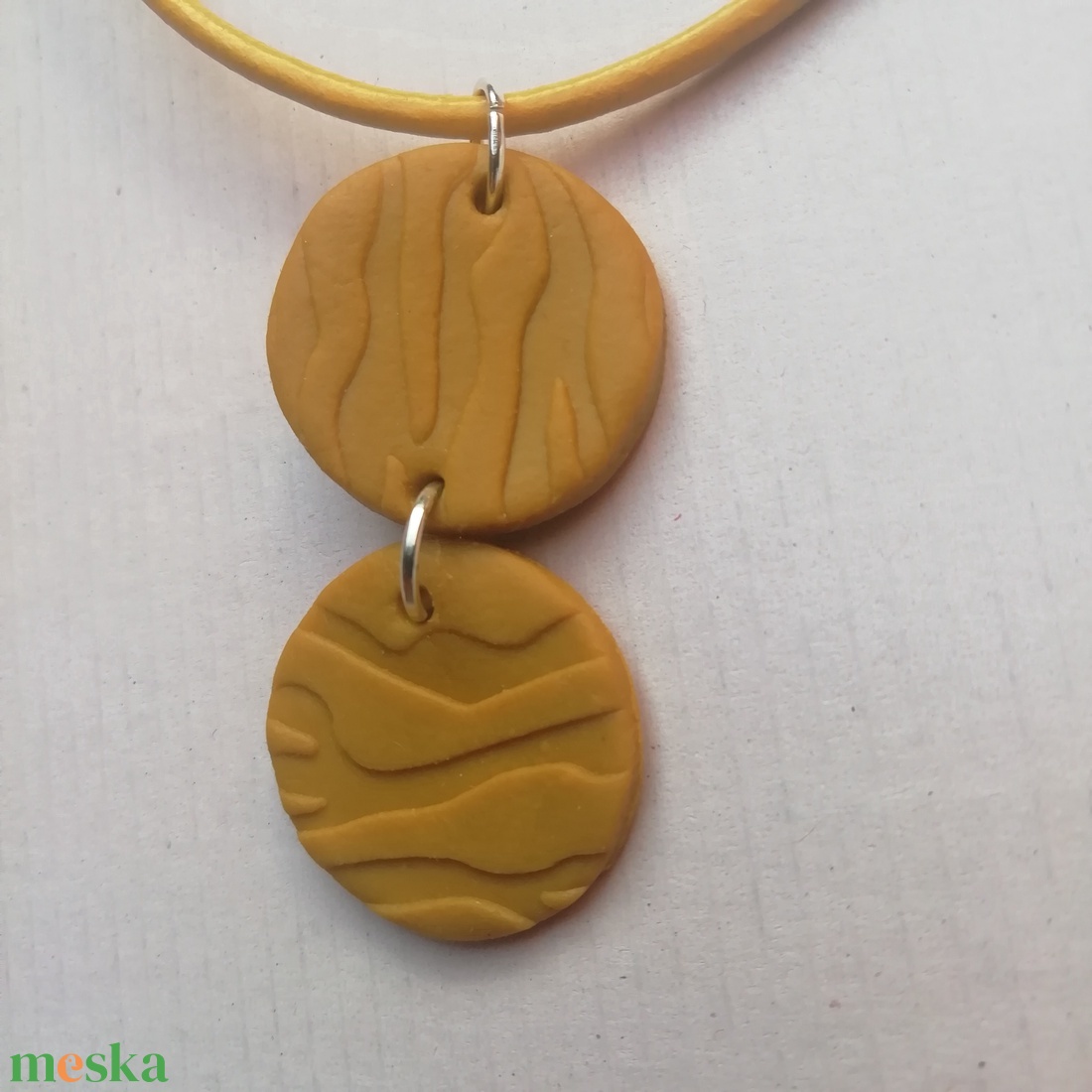Mustársárga bőrhatású gyurma nyaklánc - ékszer - nyaklánc - medálos nyaklánc - Meska.hu
