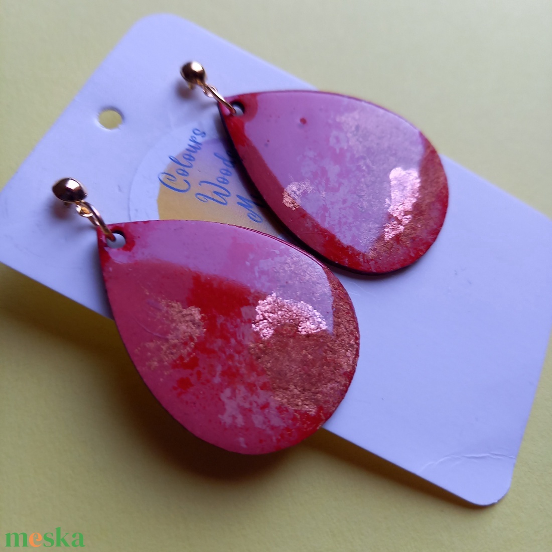 Piros és arany színű fa csepp fülbevaló - ékszer - fülbevaló - lógó fülbevaló - Meska.hu