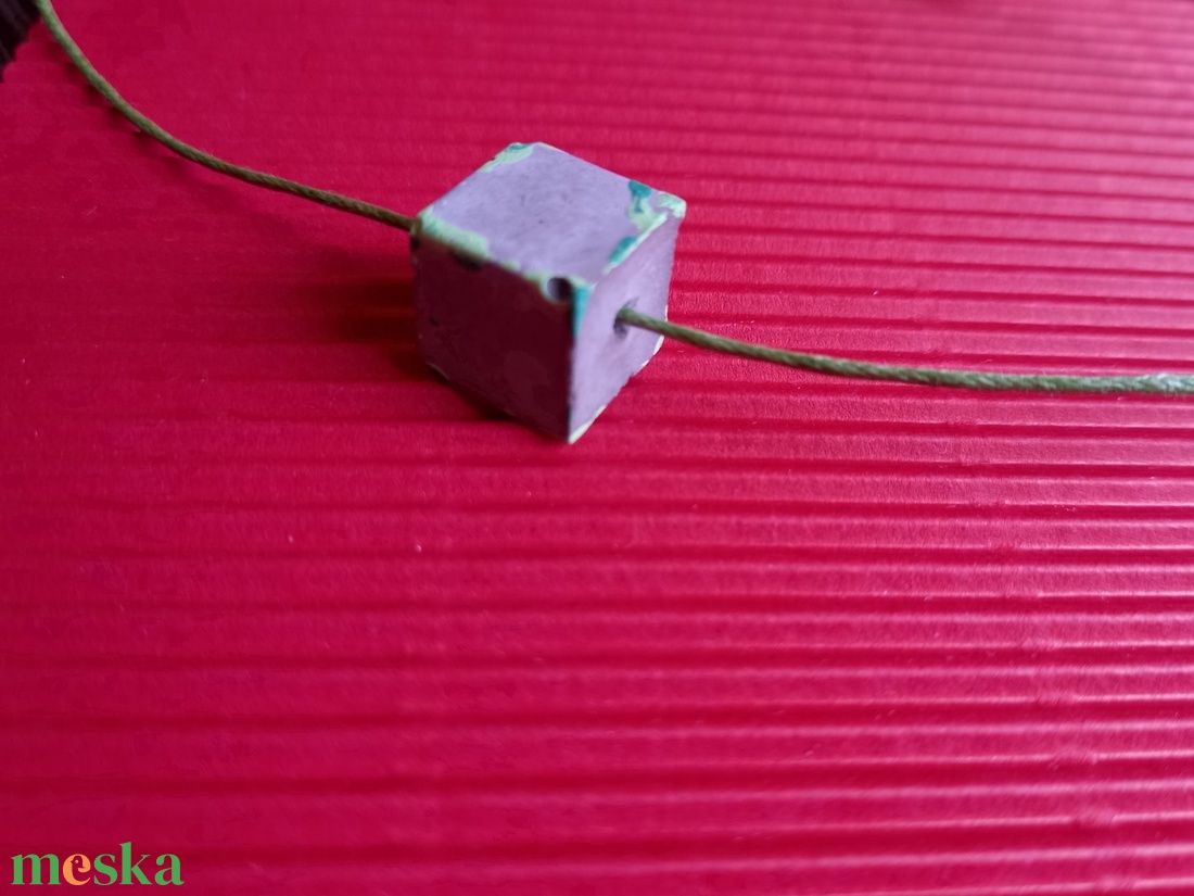 Zöld színű festett szürke beton kocka alakú nyaklánc-KIFUTÓ TERMÉK - ékszer - nyaklánc - medálos nyaklánc - Meska.hu