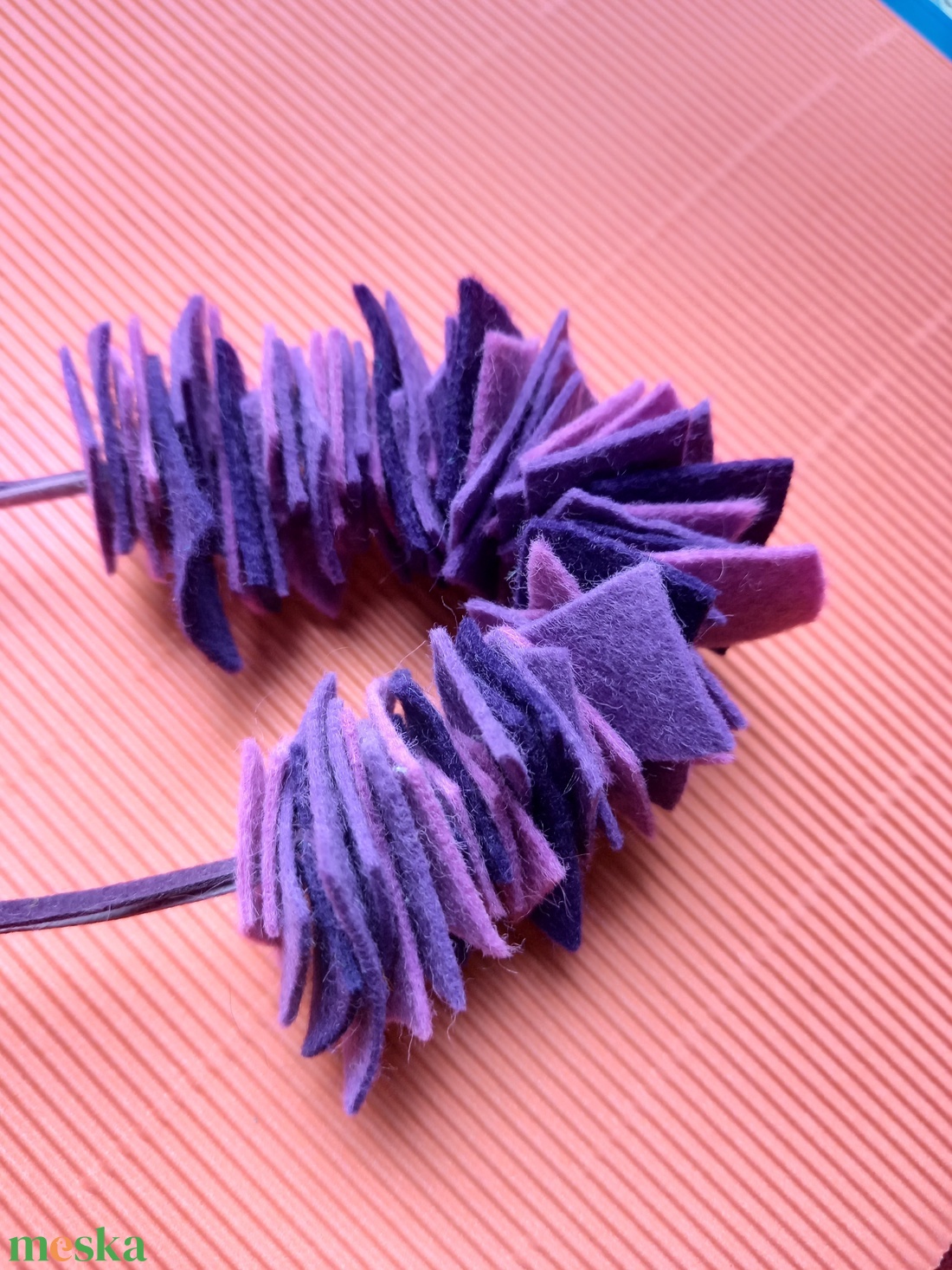 Mályva és lila filc nyaklánc-KIFUTÓ TERMÉK - ékszer - nyaklánc - statement nyaklánc - Meska.hu