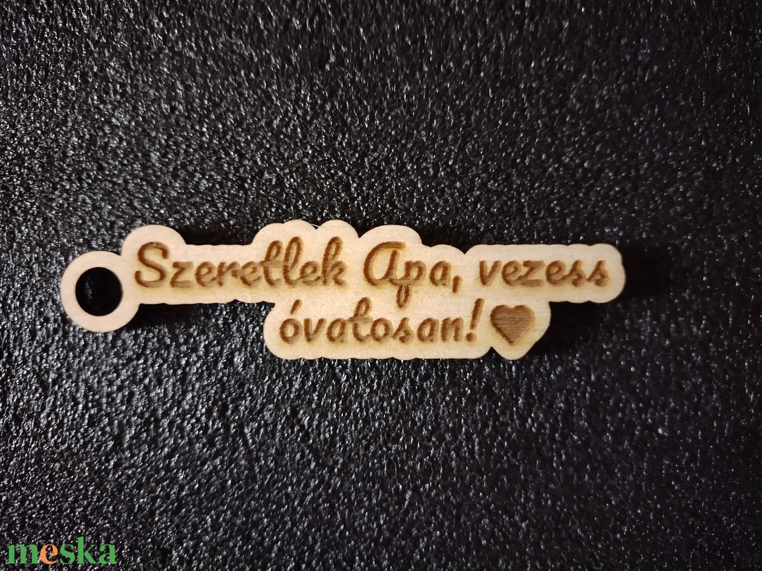 Apák napi kulcstartó. Szeretlek Apa, vezess óvatosan! - táska & tok - kulcstartó & táskadísz - kulcstartó - Meska.hu Apák napi kulcstartó. Szeretlek Apa, vezess óvatosan! - táska & tok - kulcstartó & táskadísz - kulcstartó - Meska.hu