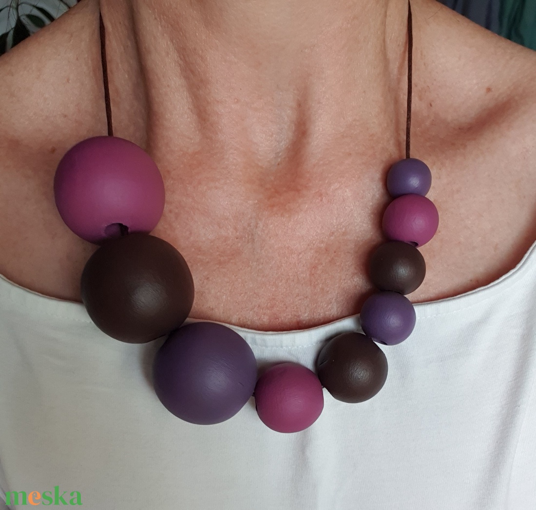 Kézzel festett fa bogyós nyaklánc - PLUM BORDEAUX - ékszer - nyaklánc - bogyós nyaklánc - Meska.hu