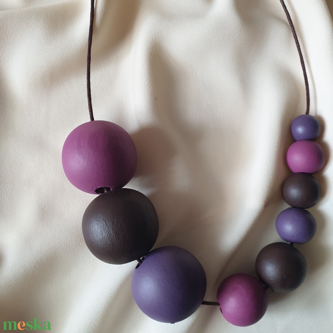Kézzel festett fa bogyós nyaklánc - PLUM BORDEAUX - ékszer - nyaklánc - bogyós nyaklánc - Meska.hu