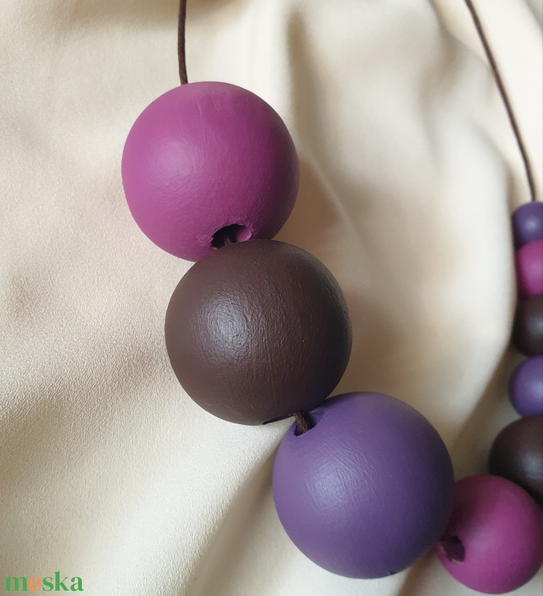 Kézzel festett fa bogyós nyaklánc - PLUM BORDEAUX - ékszer - nyaklánc - bogyós nyaklánc - Meska.hu