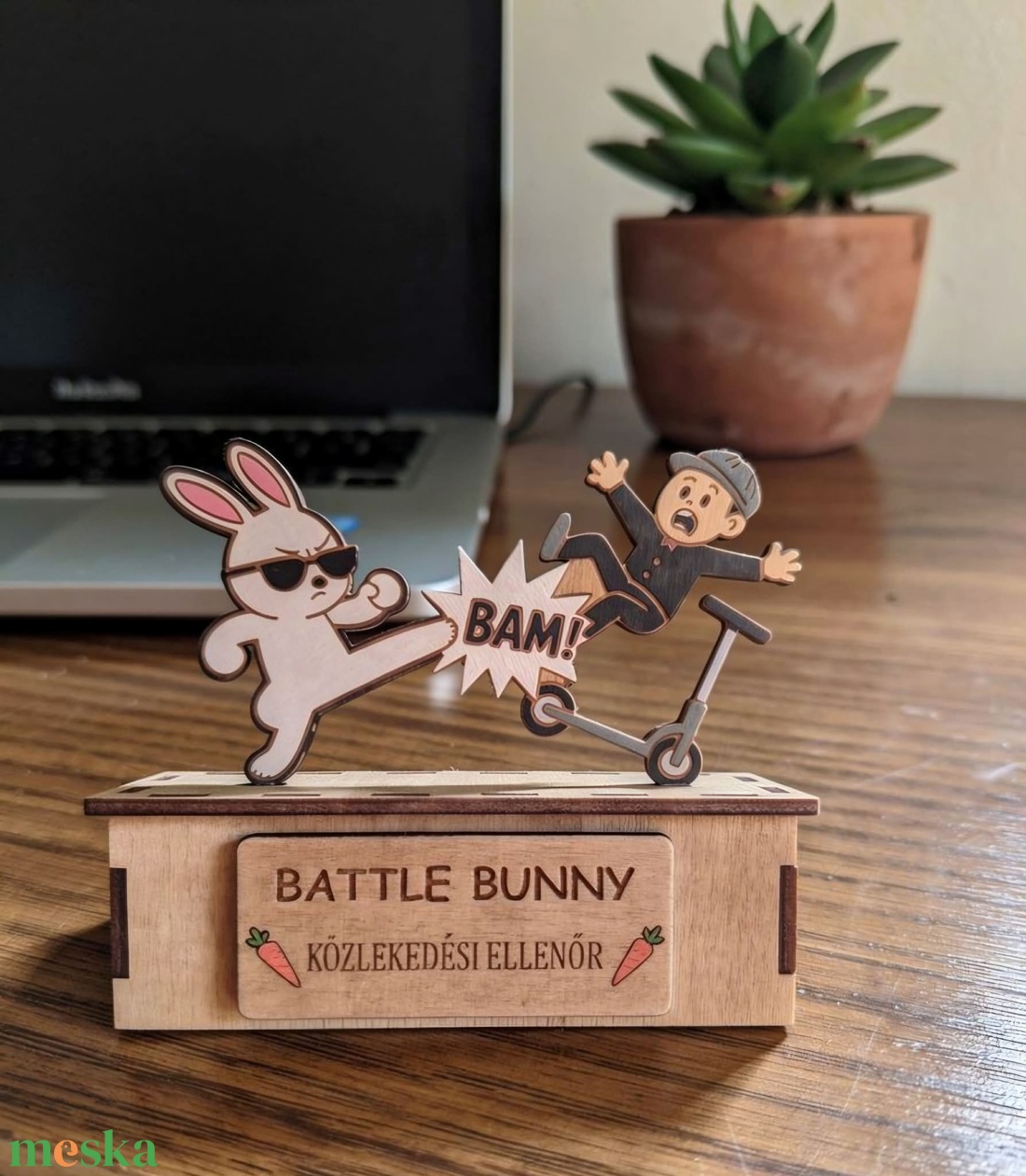 Battle Bunny - Közlekedési ellenőr fa figura - otthon & életmód - dekoráció - asztal és polc dekoráció - asztaldísz - Meska.hu