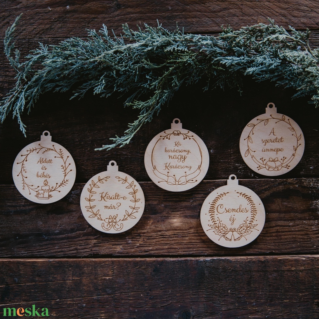 Feliratos karácsonyfadísz Karácsonyi dekoráció Gravírozzott Natúr karácsonyi dísz jókívánságokkal - karácsony - karácsonyi lakásdekoráció - karácsonyfadíszek - Meska.hu