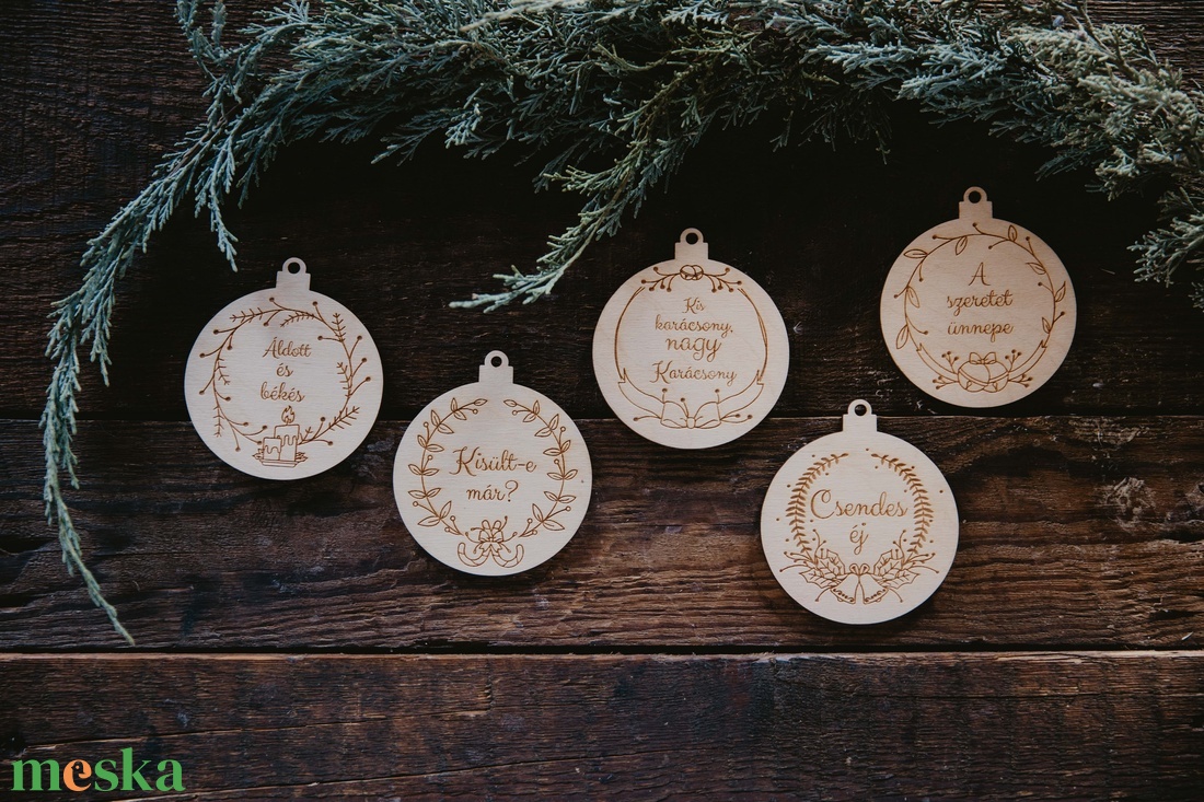 Feliratos karácsonyfadísz Karácsonyi dekoráció Gravírozzott Natúr karácsonyi dísz jókívánságokkal - karácsony - karácsonyi lakásdekoráció - karácsonyfadíszek - Meska.hu