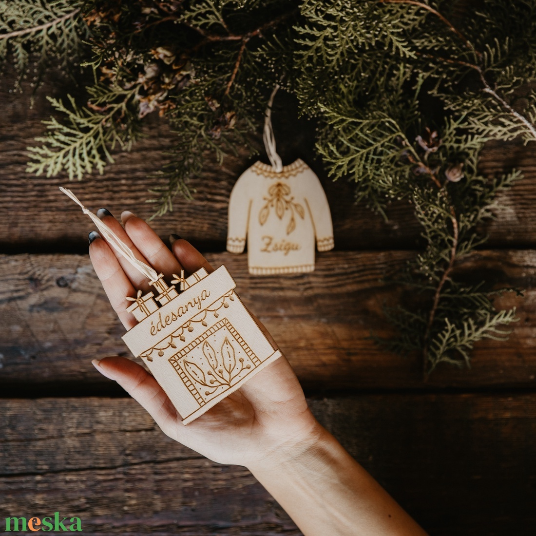 Névre szóló karácsonyfadísz Gravírozott Névvel Személyre Szabható Ajándék Karácsonyi dekoráció Ajándékkísérő - karácsony - karácsonyi lakásdekoráció - karácsonyfadíszek - Meska.hu