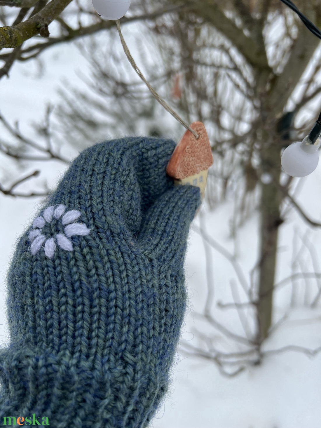 Kézzel kötött gyapjú kesztyű hímzett virágokkal (S-M méret) - ruha & divat - sál, sapka, kendő - kesztyű - Meska.hu