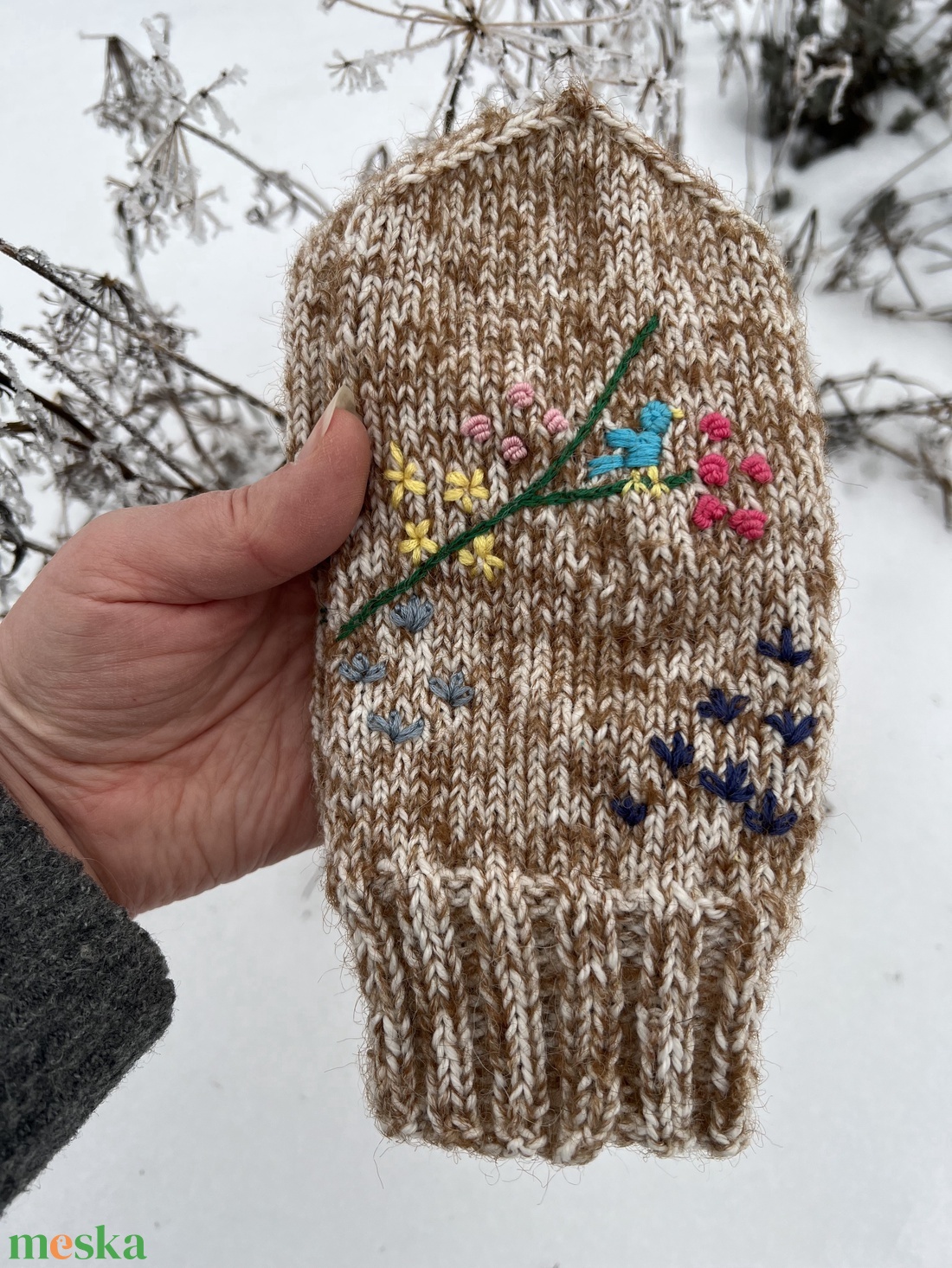 Egyedi, kézzel hímzett gyapjú-mohair kesztyű � Téli virágoskert - ruha & divat - sál, sapka, kendő - kesztyű - Meska.hu