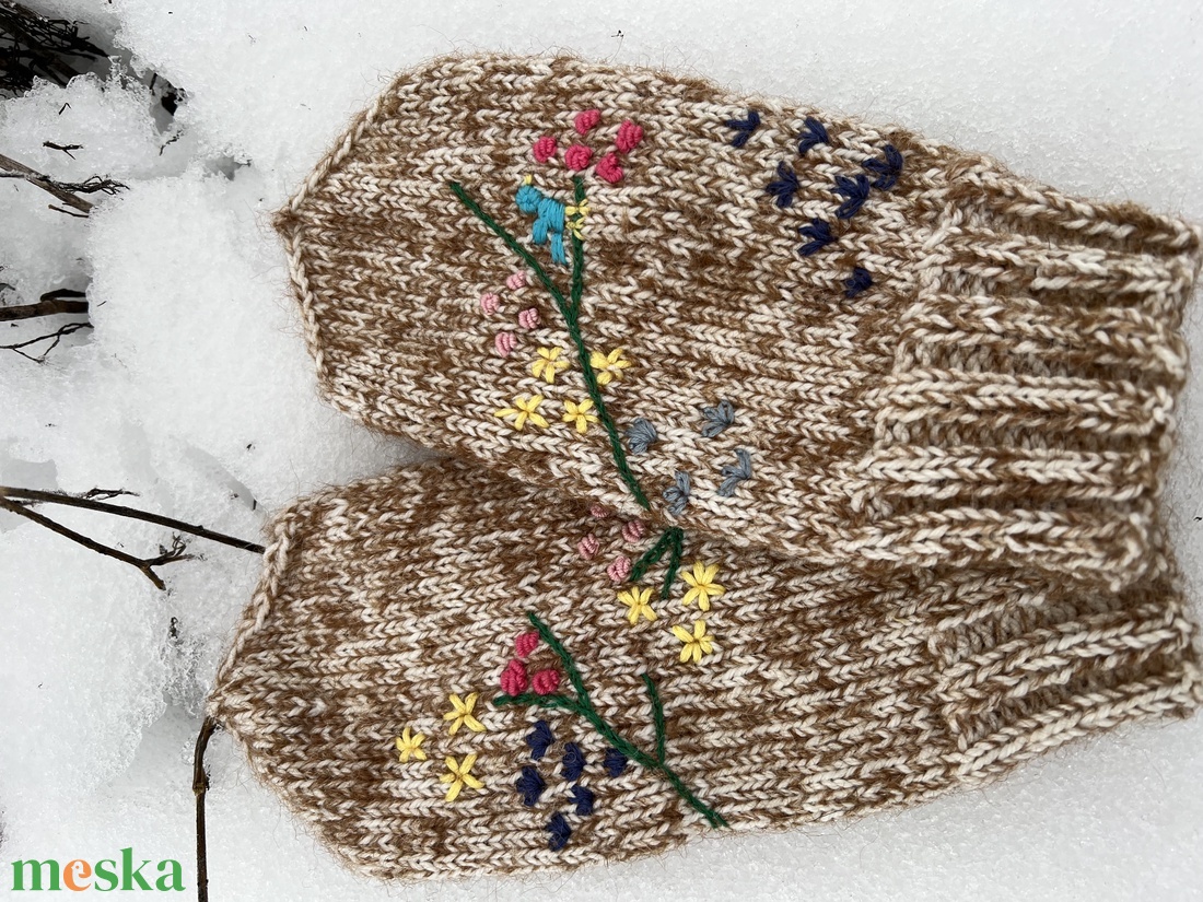 Egyedi, kézzel hímzett gyapjú-mohair kesztyű � Téli virágoskert - ruha & divat - sál, sapka, kendő - kesztyű - Meska.hu