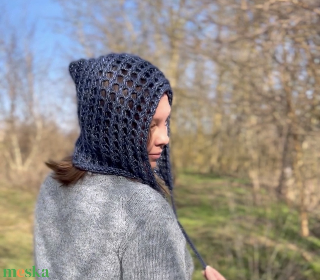 Kobaltkék, kézzel kötött női főkötő � különleges, enyhén csillogó fonalból - ruha & divat - sál, sapka, kendő - sapka - Meska.hu