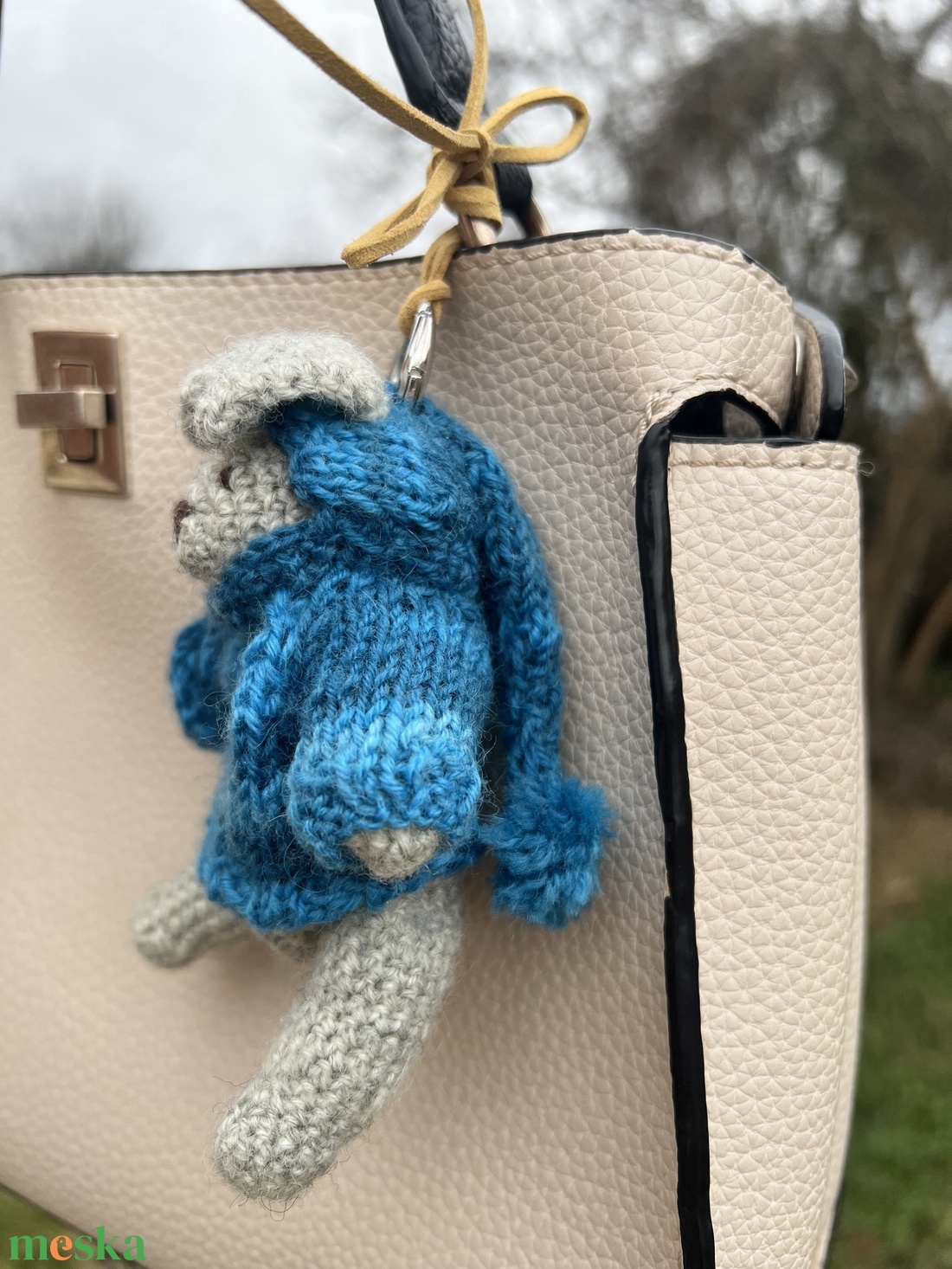 Kézzel Kötött nyuszi táskadísz � Egyedi kézműves kiegészítő - táska & tok - kulcstartó & táskadísz - táskadísz - Meska.hu