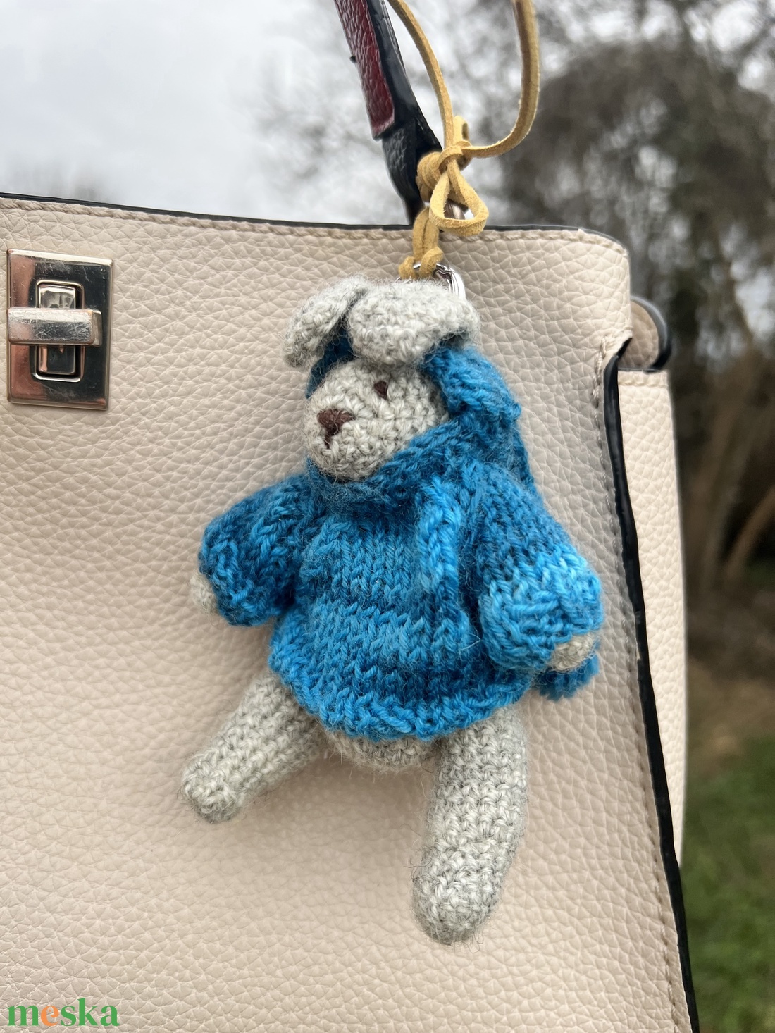 Kézzel Kötött nyuszi táskadísz � Egyedi kézműves kiegészítő - táska & tok - kulcstartó & táskadísz - táskadísz - Meska.hu