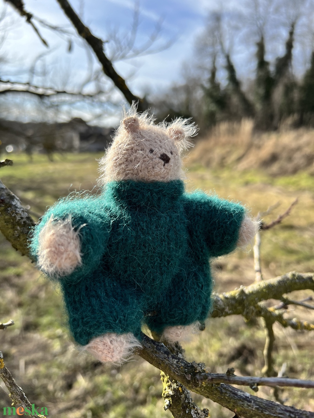 Kézzel kötött bababarát maci alpaka�selyem ruhában � 13 cm - játék & sport - plüssállat & játékfigura - maci - Meska.hu