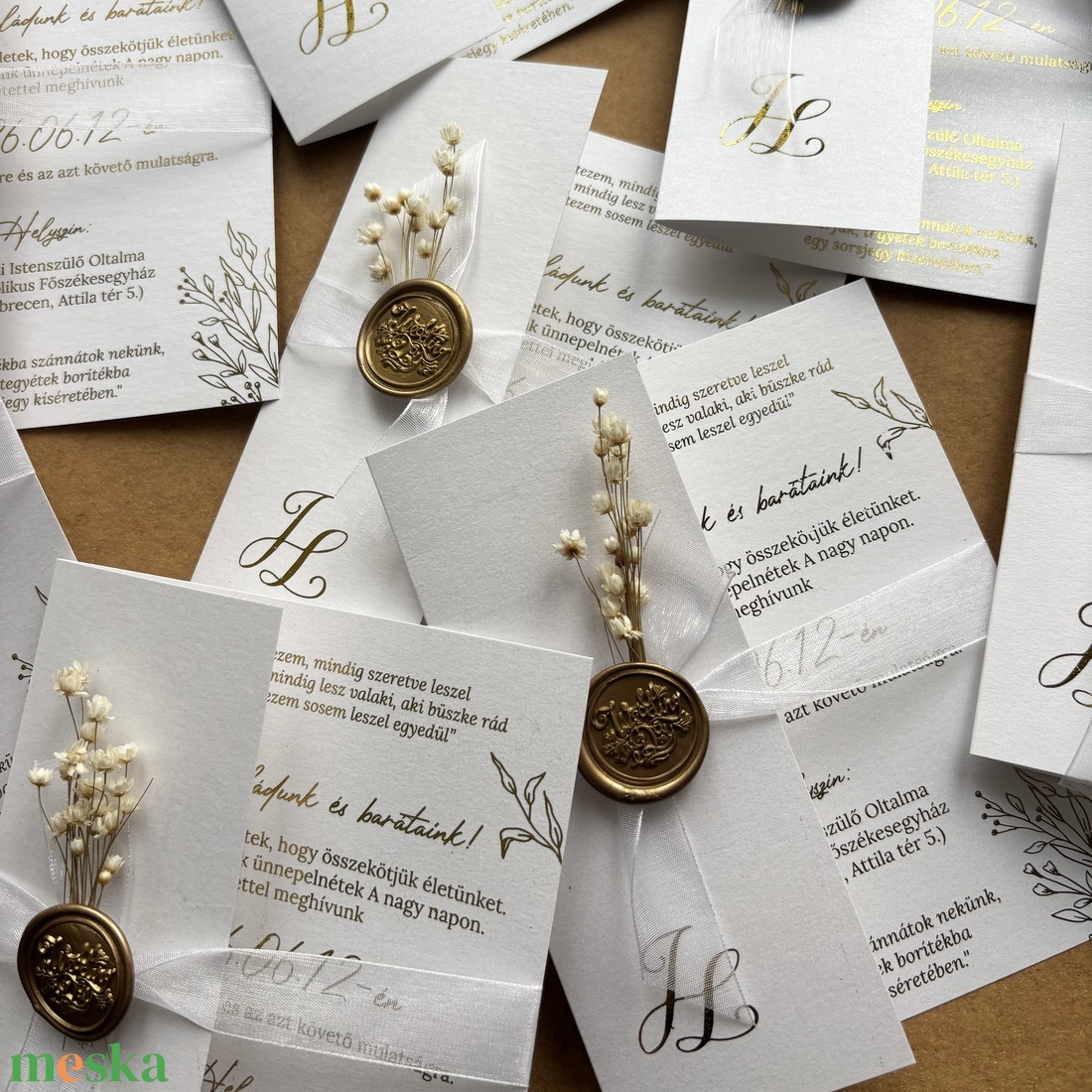 Elegáns félborítékos aranyozott meghívó, szárazvirággal és viaszpecséttel - esküvő - meghívó & kártya - meghívó - Meska.hu