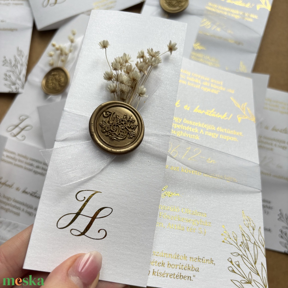 Elegáns félborítékos aranyozott meghívó, szárazvirággal és viaszpecséttel - esküvő - meghívó & kártya - meghívó - Meska.hu
