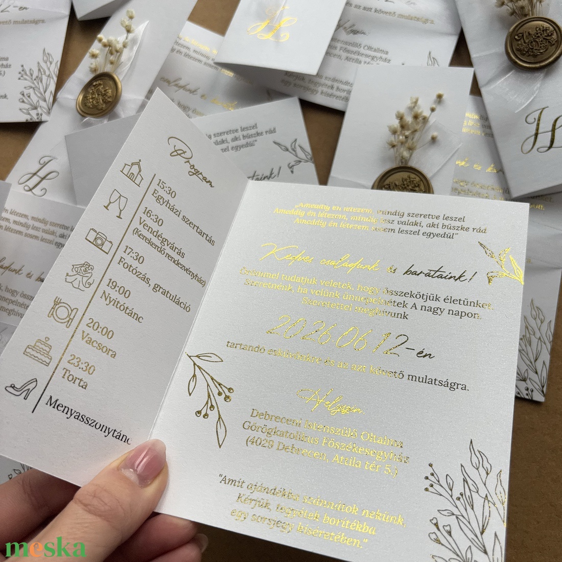 Elegáns félborítékos aranyozott meghívó, szárazvirággal és viaszpecséttel - esküvő - meghívó & kártya - meghívó - Meska.hu