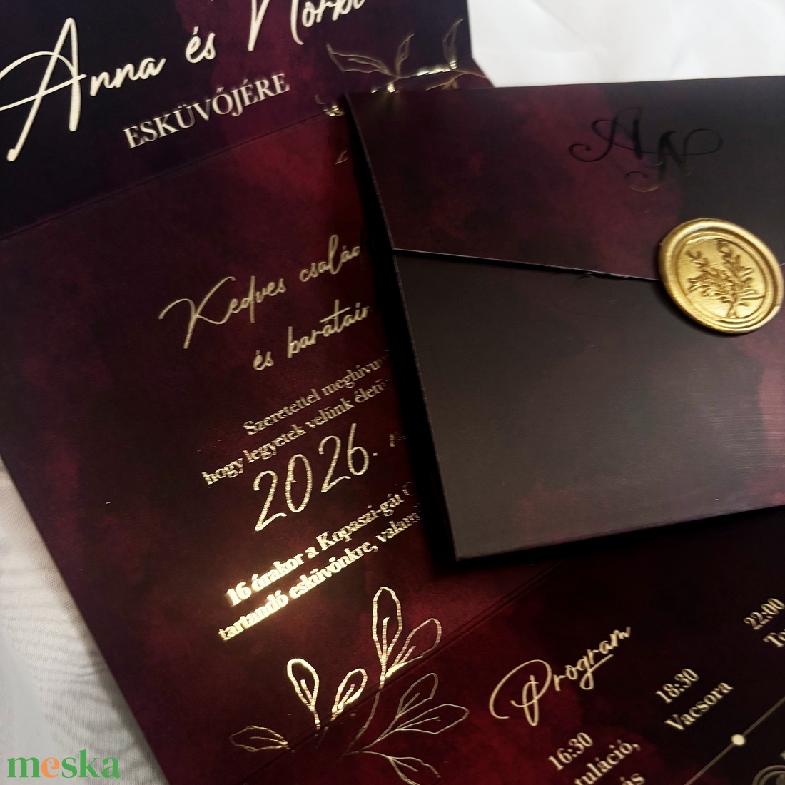 Bordó háromba hajtott esküvői meghívó aranyozott részletekkel  - esküvő - meghívó & kártya - meghívó - Meska.hu