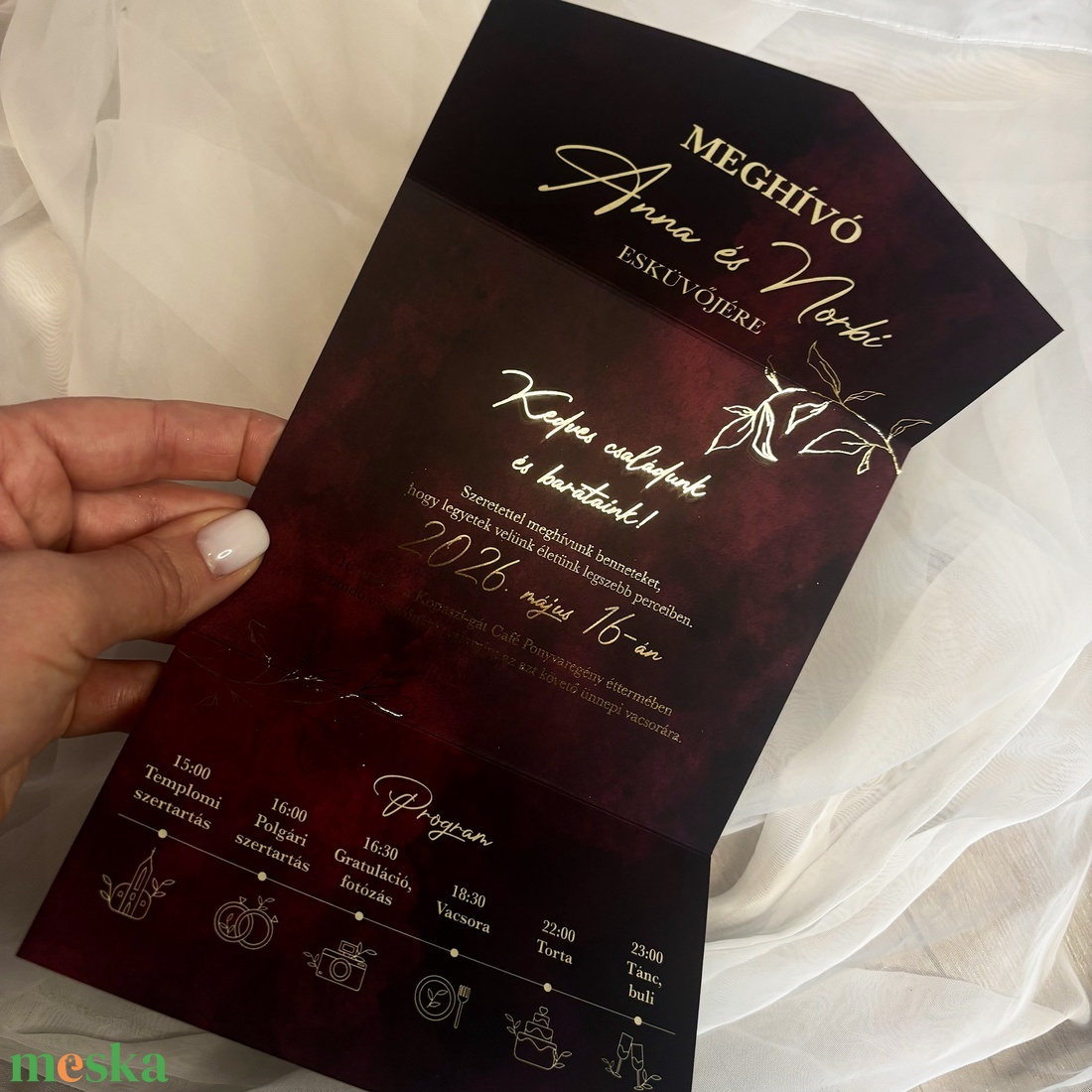 Bordó háromba hajtott esküvői meghívó aranyozott részletekkel  - esküvő - meghívó & kártya - meghívó - Meska.hu