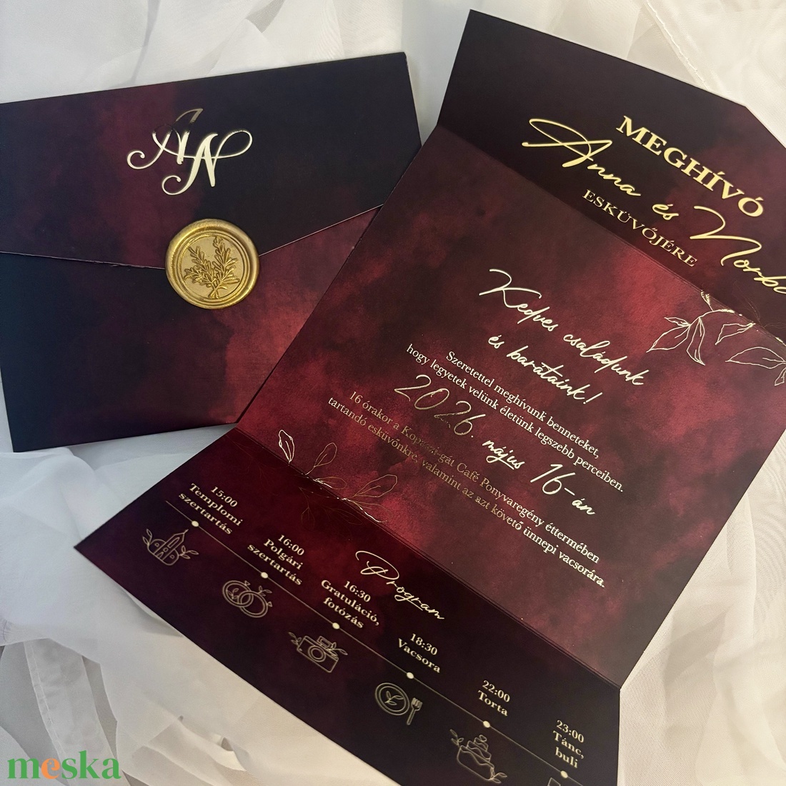 Bordó háromba hajtott esküvői meghívó aranyozott részletekkel  - esküvő - meghívó & kártya - meghívó - Meska.hu