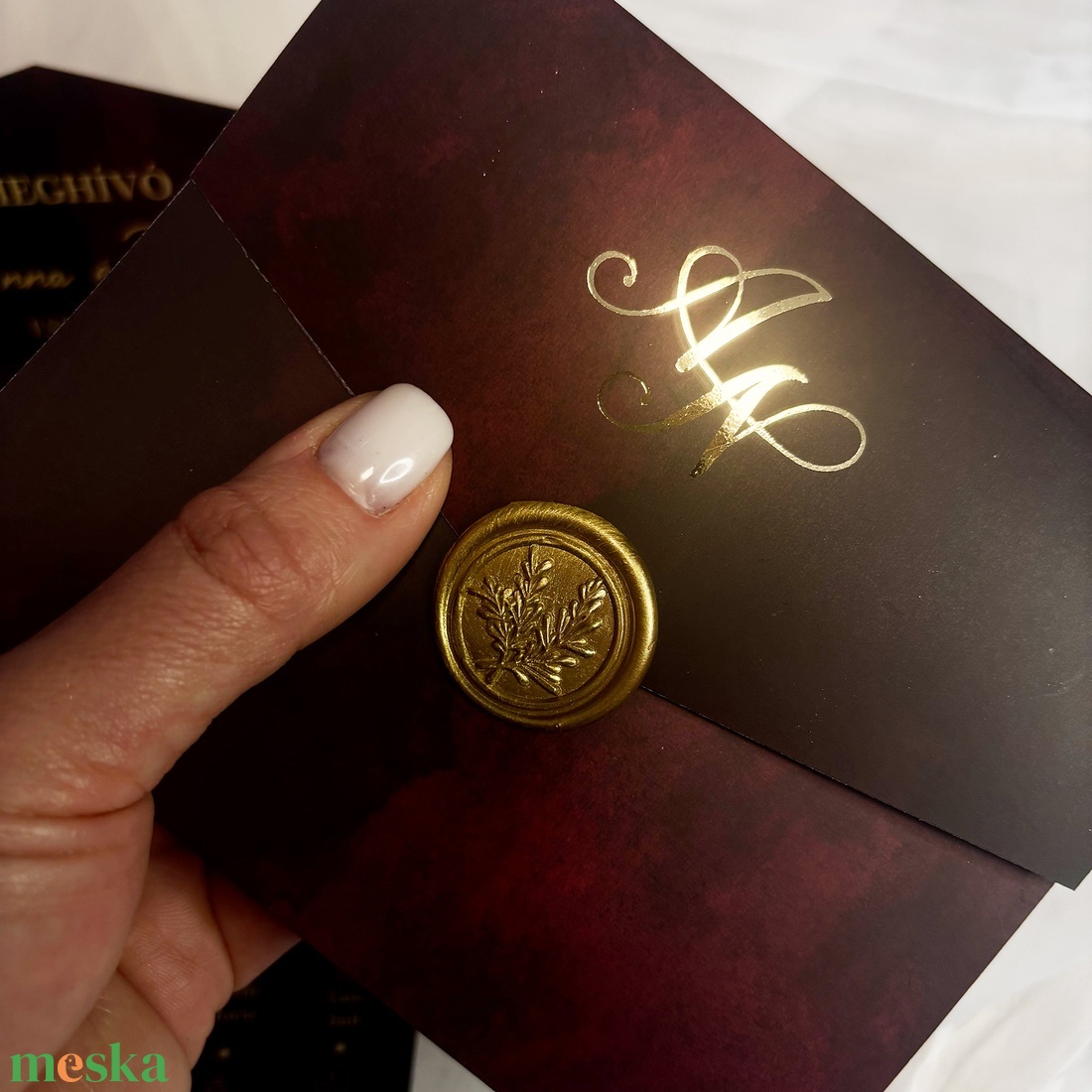 Bordó háromba hajtott esküvői meghívó aranyozott részletekkel  - esküvő - meghívó & kártya - meghívó - Meska.hu