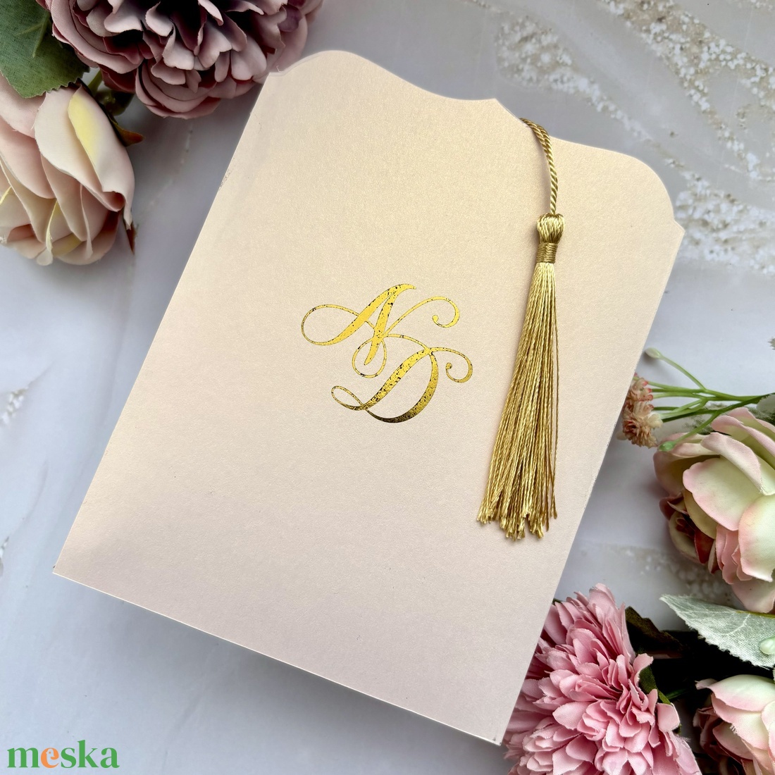 Aranyozott monogramos zsebes boríték rojttal és belső aranyozott meghívóval  - esküvő - meghívó & kártya - meghívó - Meska.hu