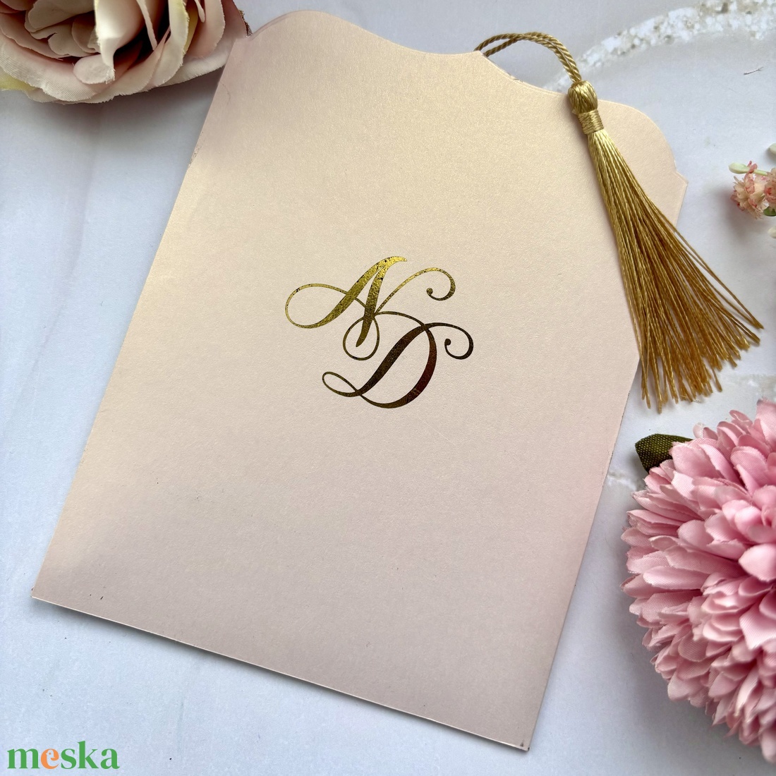 Aranyozott monogramos zsebes boríték rojttal és belső aranyozott meghívóval  - esküvő - meghívó & kártya - meghívó - Meska.hu