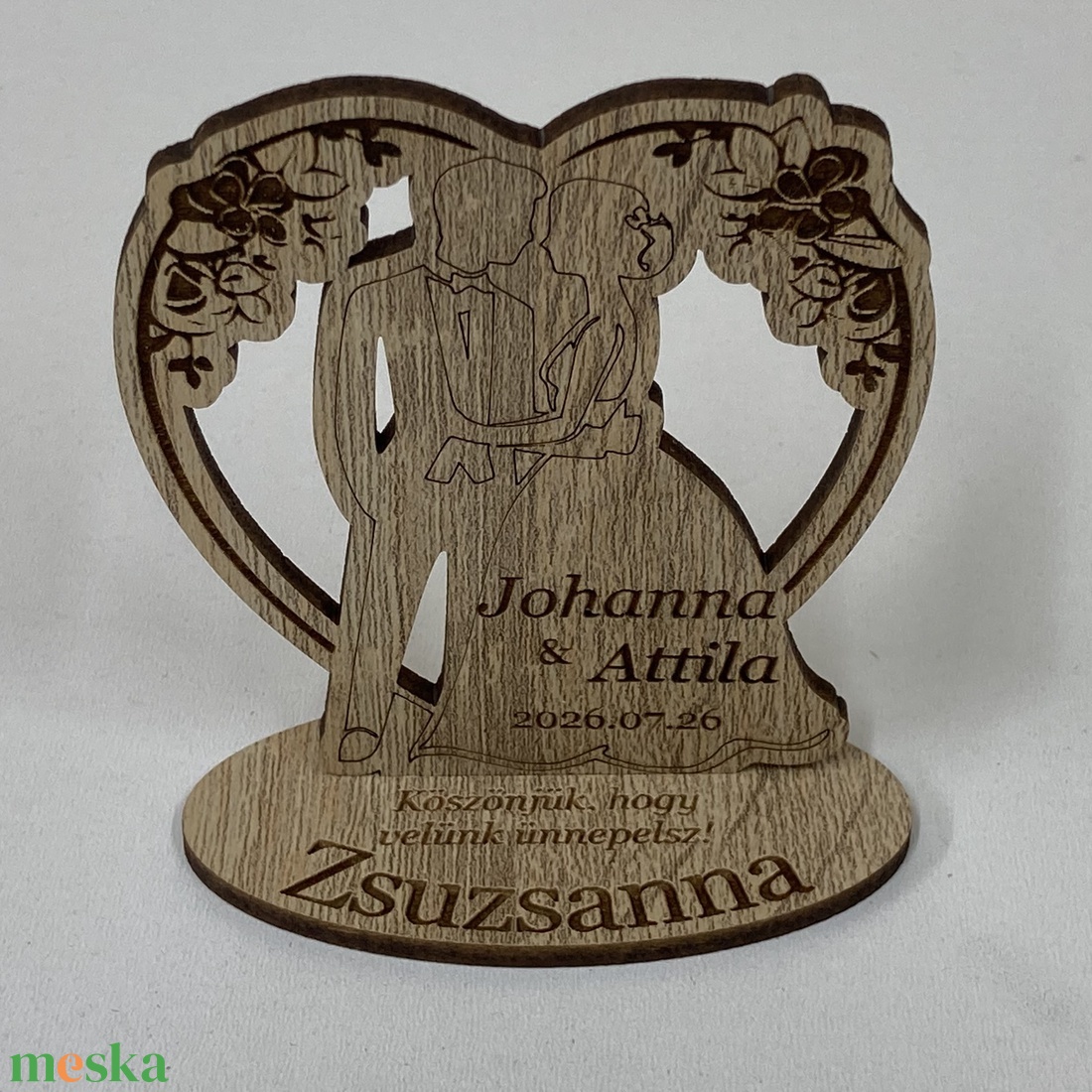 Esküvői köszönőajándék - gravírozott szív ifjú párral, talppal - ültetőkártya - hűtőmágnes - esküvő - dekoráció - asztaldísz - Meska.hu