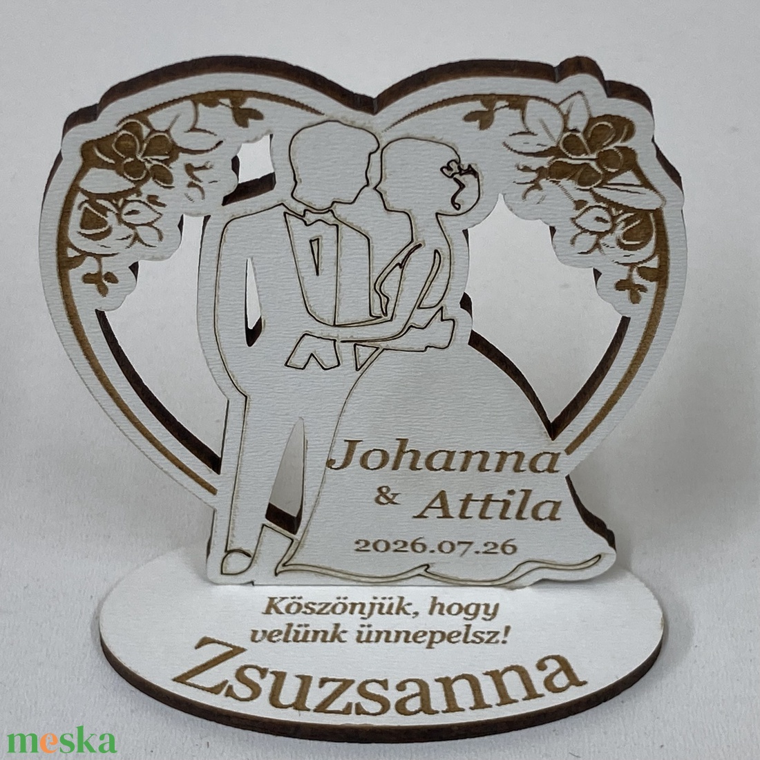 Esküvői köszönőajándék - gravírozott szív ifjú párral, talppal - ültetőkártya - hűtőmágnes - esküvő - dekoráció - asztaldísz - Meska.hu