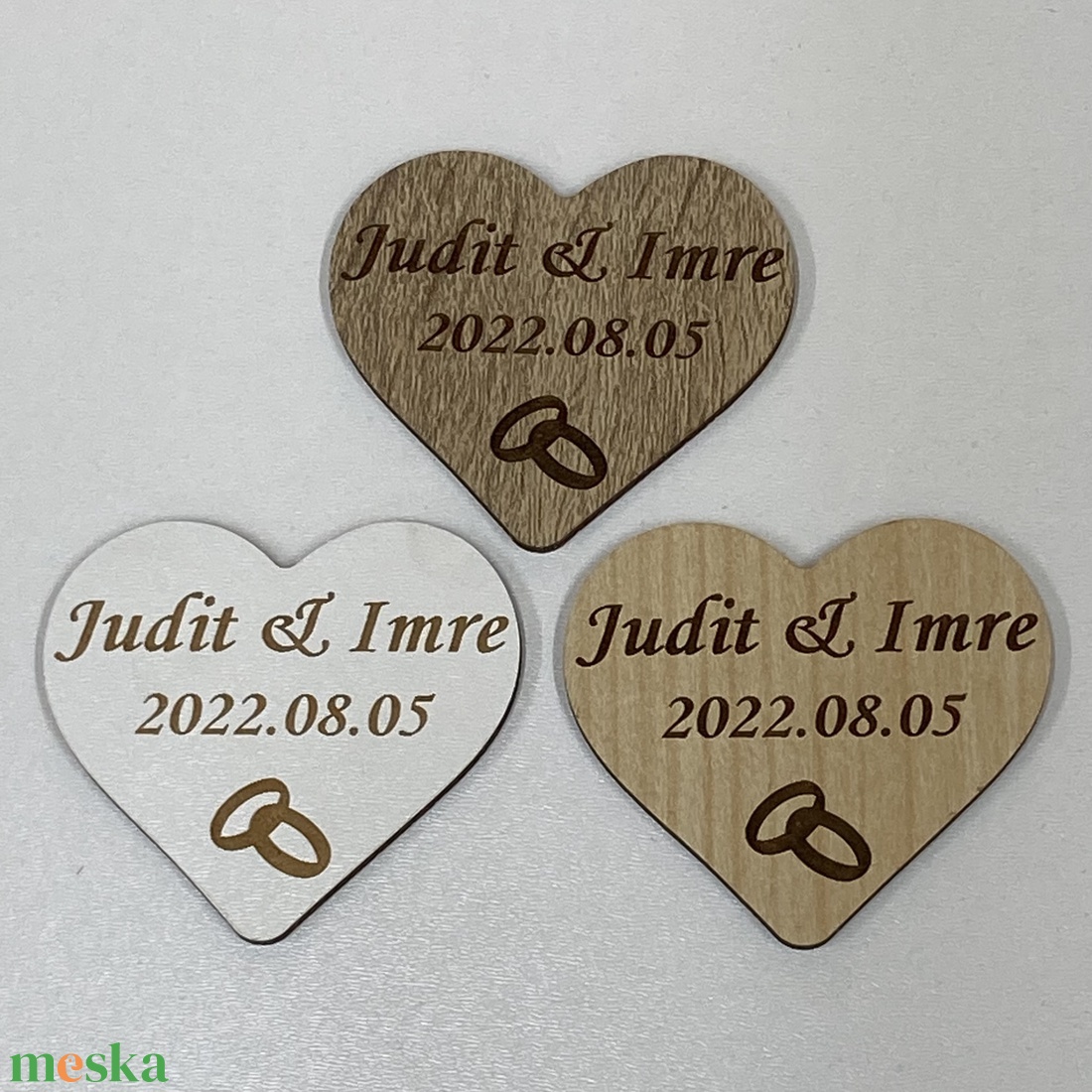 Esküvői köszönőajándék - gravírozott szív, talppal - ültetőkártya - hűtőmágnes - esküvő - dekoráció - asztaldísz - Meska.hu