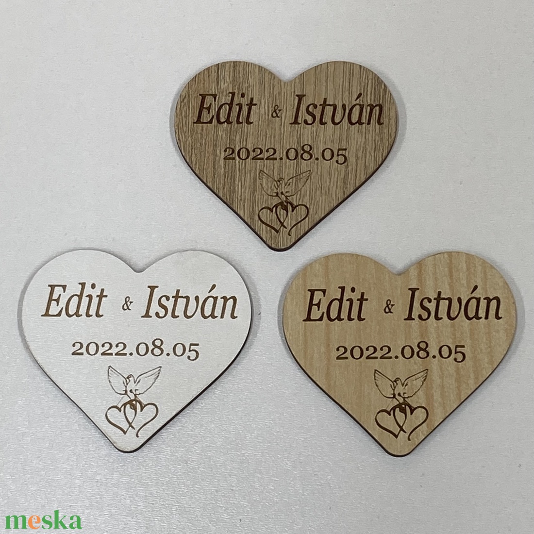 Esküvői köszönőajándék - gravírozott szív, talppal - ültetőkártya - hűtőmágnes - esküvő - dekoráció - asztaldísz - Meska.hu