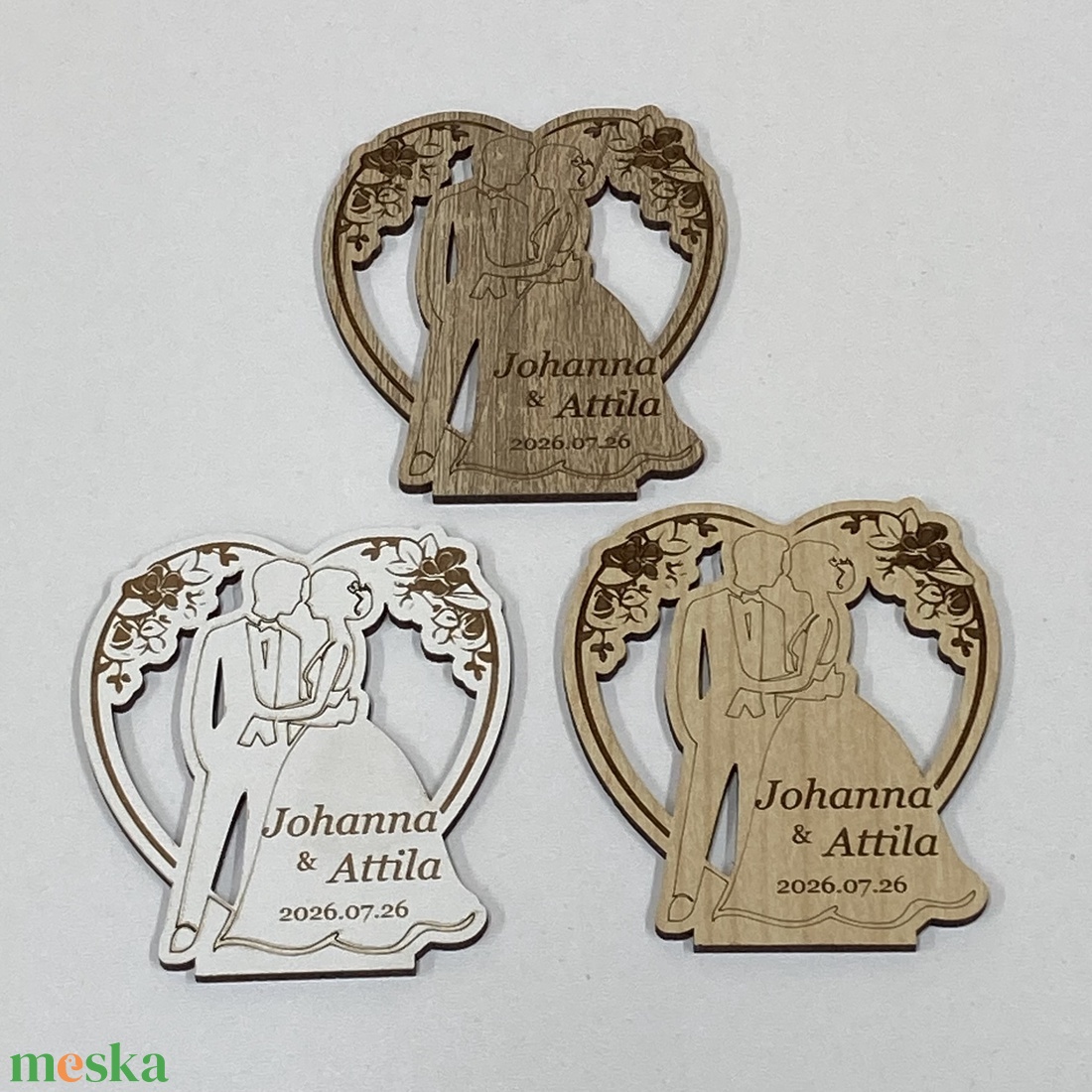 Esküvői köszönőajándék - gravírozott szív ifjú párral, talppal - ültetőkártya - hűtőmágnes - esküvő - dekoráció - asztaldísz - Meska.hu