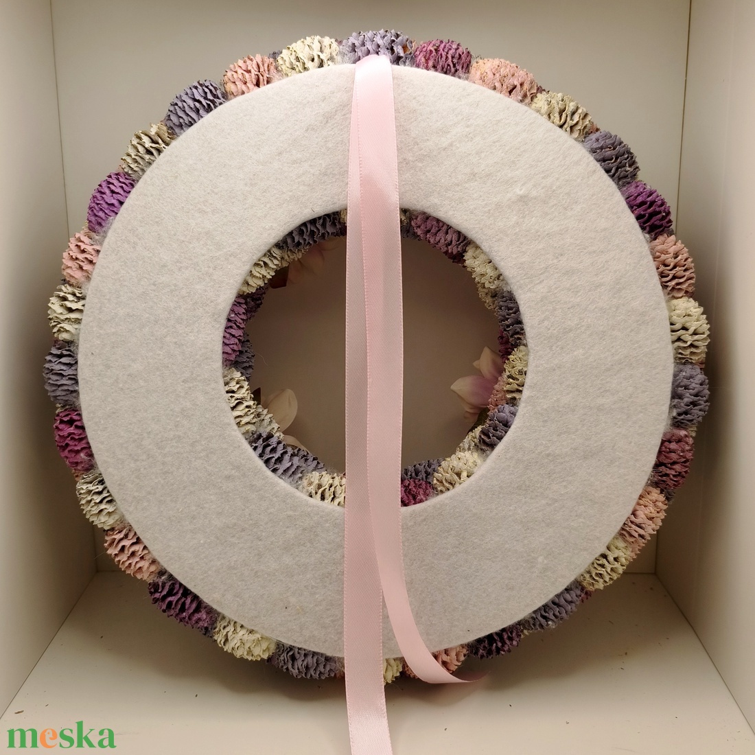 Virágos, macaronos koszorú, kopogtató - otthon & életmód - dekoráció - ajtó- és ablak dekoráció - ajtódísz & kopogtató - Meska.hu