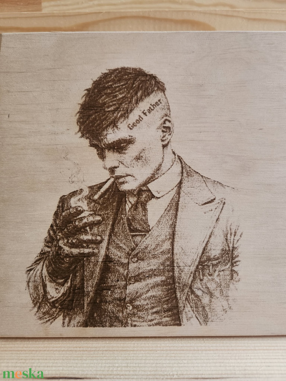 Thomas Shelby gravírozott kép - otthon & életmód - dekoráció - asztal és polc dekoráció - gravírozott táblák - Meska.hu