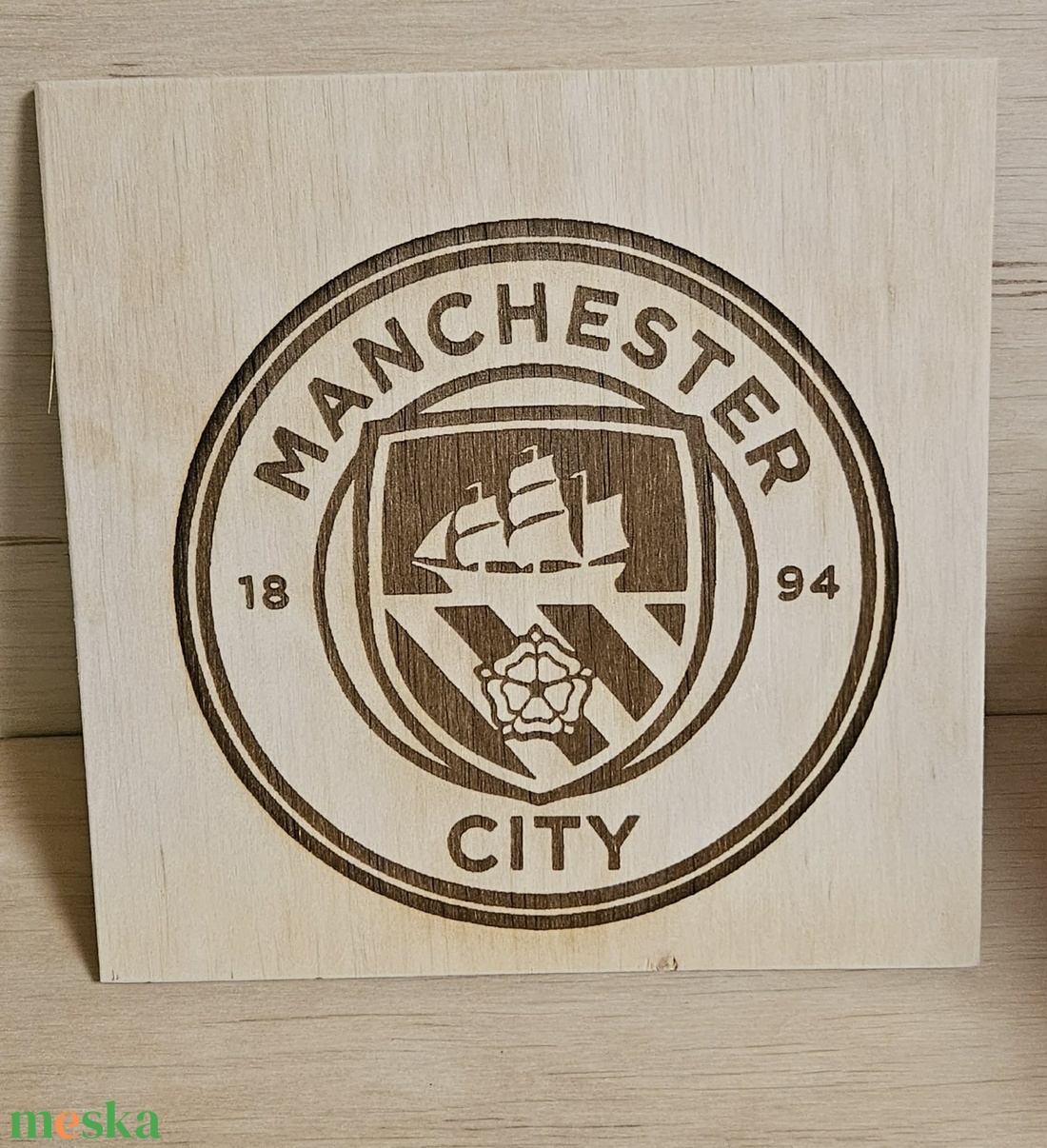 Manchester City címer gravírozott tábla - otthon & életmód - dekoráció - asztal és polc dekoráció - gravírozott táblák - Meska.hu