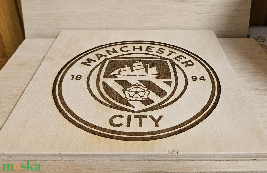 Manchester City címer gravírozott tábla - otthon & életmód - dekoráció - asztal és polc dekoráció - gravírozott táblák - Meska.hu