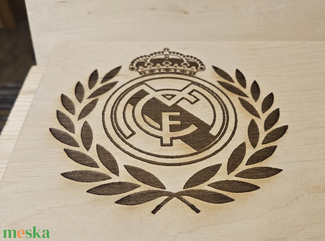 Real Madrid gravírozott kép - otthon & életmód - dekoráció - asztal és polc dekoráció - gravírozott táblák - Meska.hu