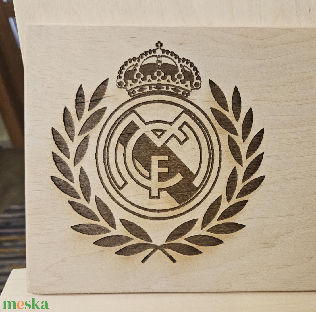 Real Madrid gravírozott kép - otthon & életmód - dekoráció - asztal és polc dekoráció - gravírozott táblák - Meska.hu