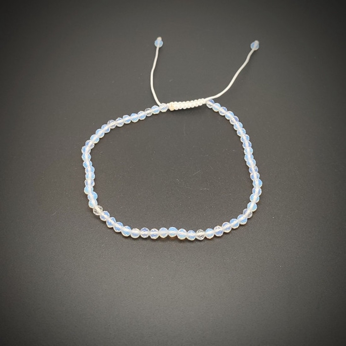 Fazettált opalit golyós ásvány karkötő csúszócsomóval 4�5mm - ékszer - karkötő - ásványkarkötő - Meska.hu