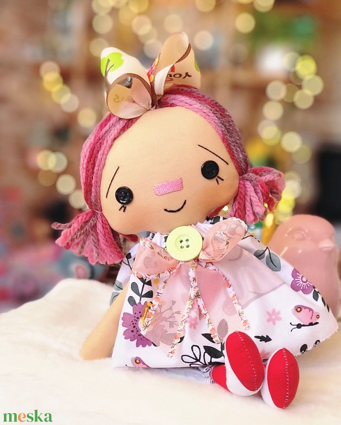 Rózsaszín hajú baba virágos ruhában, rongybaba, Raggedy Ann, tavaszi nyári dekoráció - otthon & életmód - babaszoba, gyerekszoba - babaszoba dekoráció - Meska.hu