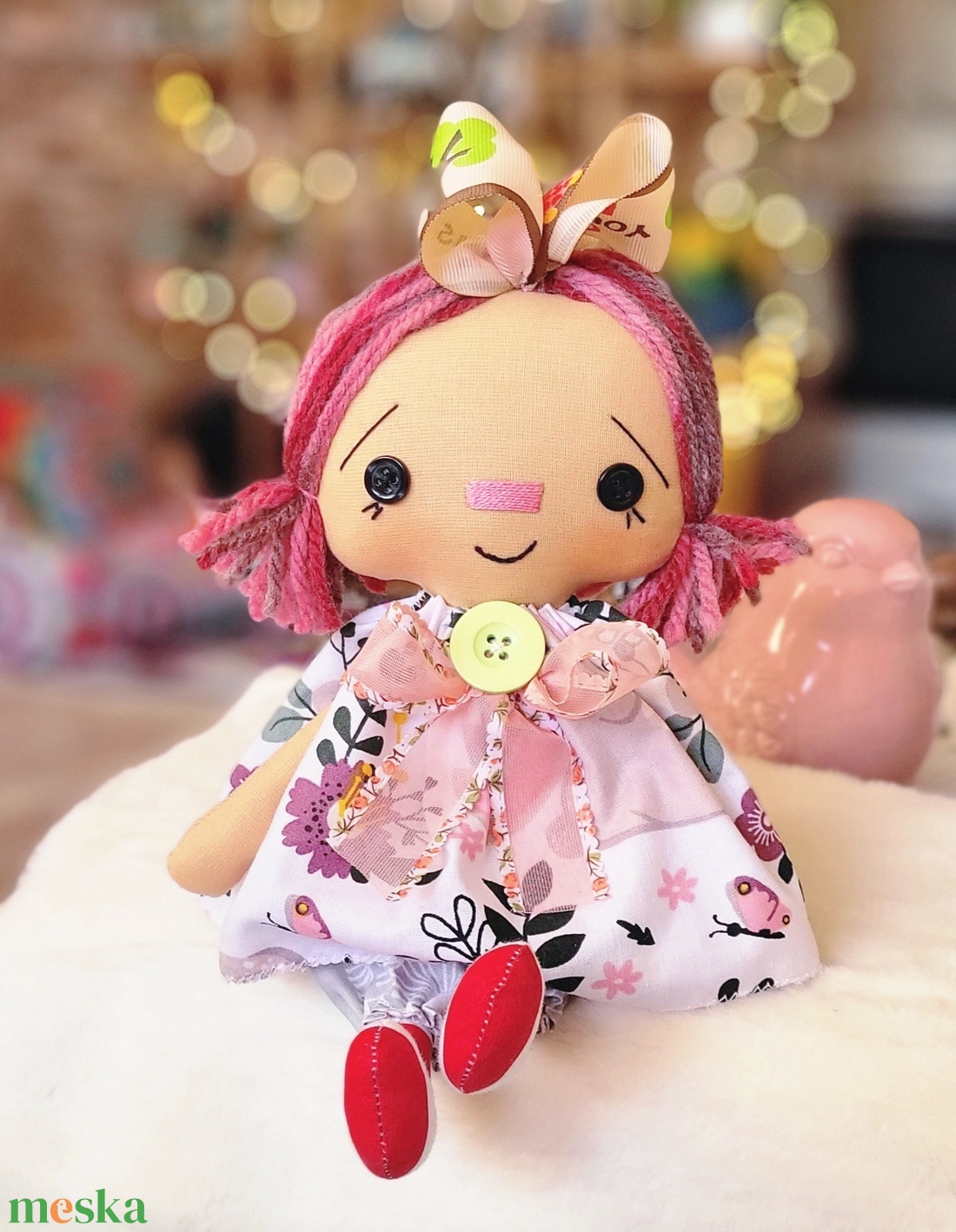 Rózsaszín hajú baba virágos ruhában, rongybaba, Raggedy Ann, tavaszi nyári dekoráció - otthon & életmód - babaszoba, gyerekszoba - babaszoba dekoráció - Meska.hu