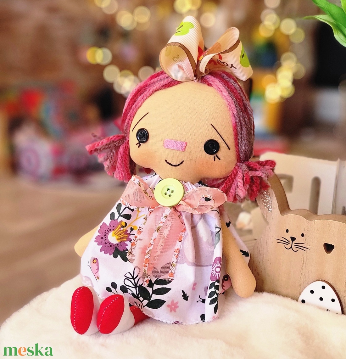 Rózsaszín hajú baba virágos ruhában, rongybaba, Raggedy Ann, tavaszi nyári dekoráció - otthon & életmód - babaszoba, gyerekszoba - babaszoba dekoráció - Meska.hu