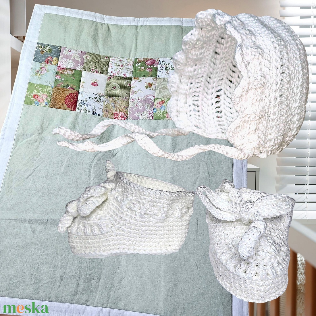 Vintage hatású, patchwork-betétes babatakaró, puha játszópléd Szet � babasapkával és babacipővel - baba - mama - baba ágynemű - babatakaró, gyerek pléd - Meska.hu
