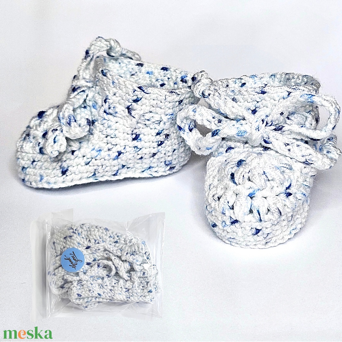 Kék és fehér állatmintás, patchwork-betétes babatakaró, játszópléd Szet � babasapkával, babacipővel + ajándék csörgővel - baba - mama - baba ágynemű - babatakaró, gyerek pléd - Meska.hu