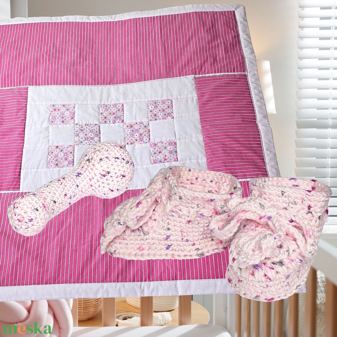 Rózsaszín patchwork-betétes babatakaró, puha játszópléd Szet � babacipővel és ajándék csörgővel - baba - mama - baba ágynemű - babatakaró, gyerek pléd - Meska.hu