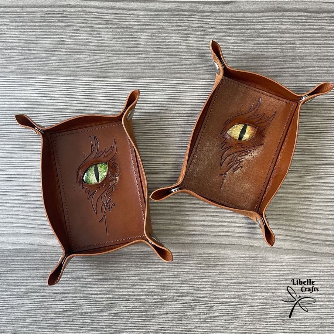 Sárkányszemes kockadobó tálca - ZÖLD szemmel - játék & sport - táblajáték és kártyajáték - társasjátékok - dobókocka - Meska.hu