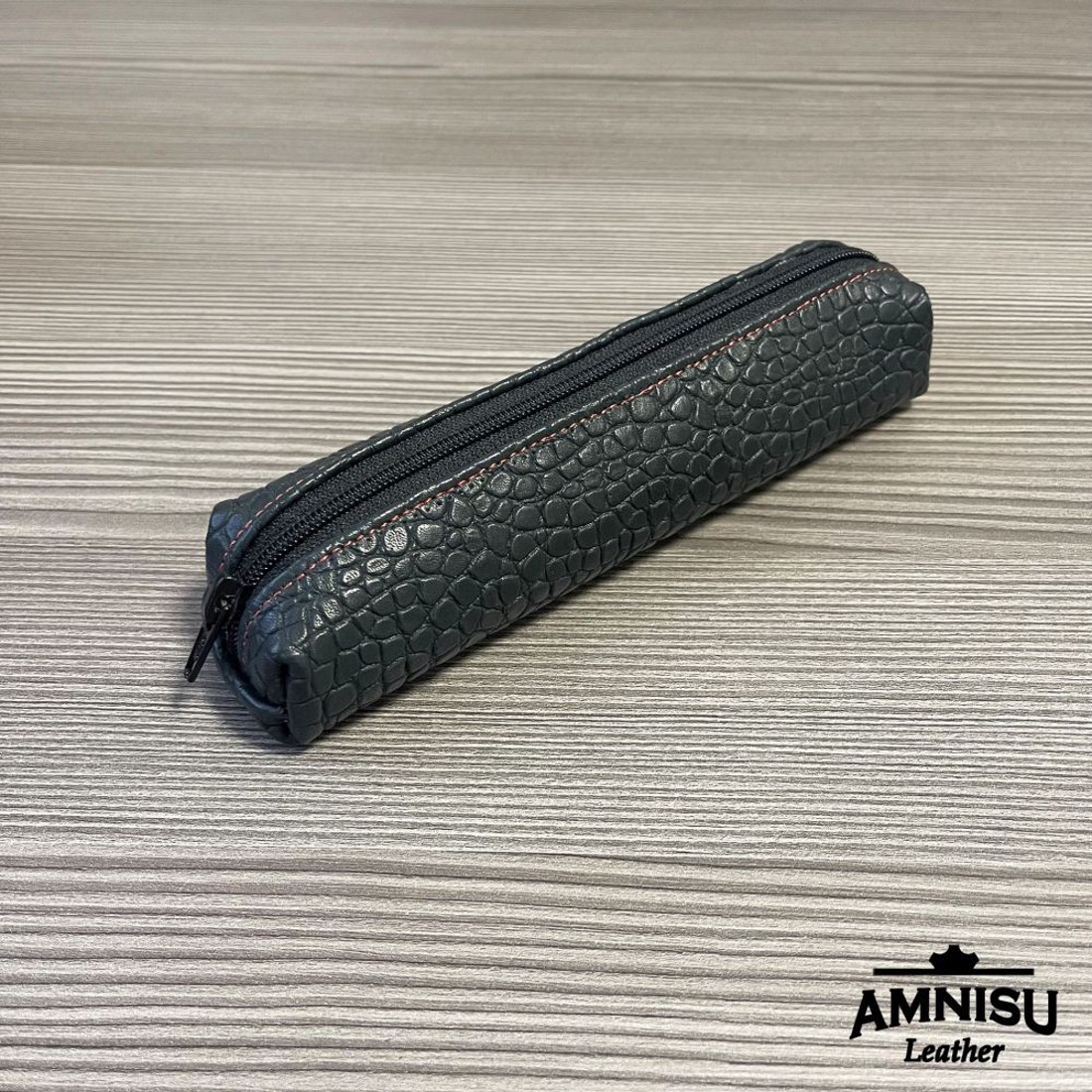 Sötétzöld krokodil mintázatú bőrből készült tolltartó - otthon & életmód - papír, írószer - tolltartó & ceruzatekercs - Meska.hu